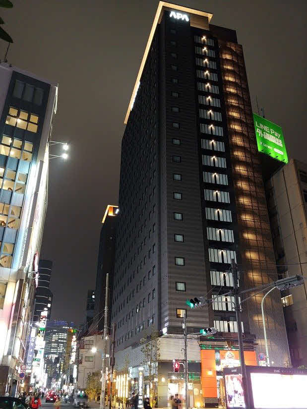 さまざまな業種で閉店も相次ぐ中、今月6日に堂々開業したアパホテル「東新宿　歌舞伎町タワー」はかなりの存在感。ただ、向かい側にある“韓国ちゃんぽん”などの韓国風中華専門店「香港飯店0410」前の行列もかなり気になった