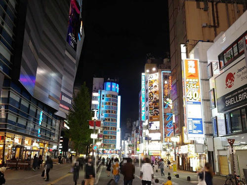 3連休前夜の歌舞伎町中心部。全国のコロナ感染者数が過去最高を更新する中、人出が激減したというほどまでの印象はなかったが、それよりも右側のビルにある「売地　歌舞伎町ど真ん中　40億円」と書かれた派手な看板が目立ちまくっている