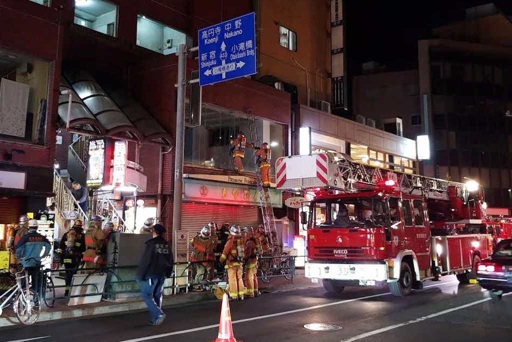 「大久保通り」沿いのビルから火災報知機のベルのような大きな音が長時間鳴り響き続けていたのだが、その後消防車やパトカーが何台も出動。ベルに加え消防車のサイレンも鳴り、土曜の夜の多国籍タウンは一時騒然。多くの消防隊員がハシゴも投入して当該ビルの状況を緊急で調べた
