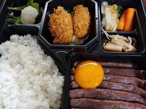 この写真のような「すき焼き弁当＋かきフライ付き」的な出前を注文する想定をし、よだれを垂らさんばかりに大脳を活性化させつつ出前サイトにアクセスしようとしたのだが…（※写真はあくまでイメージです）