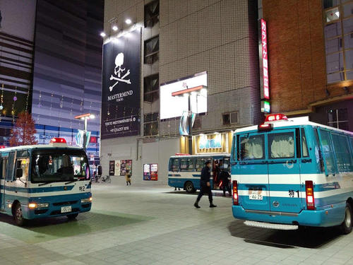 クリスマスの夜、歌舞伎町中心部の「シネシティ広場」（旧コマ劇場前広場）には大型の警察車両が複数出動しピリピリムード