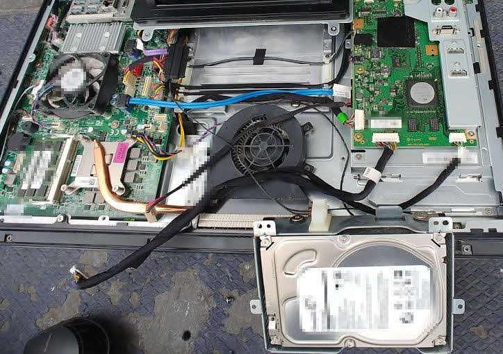 業者の担当者がデスクトップPCをてきぱきと解体。数分でハードディスク（下）が出てきた（※一部画像加工しています。以下同）