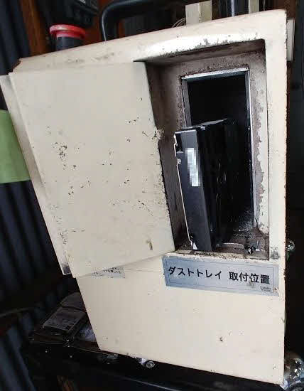 取り出されたハードディスクを物理破壊機に挿入したら…