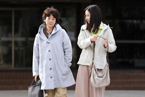 映画「千夜、一夜」のワンシーン、左が田中裕子、右は尾野真千子（C）2022映画『千夜、一夜』製作委員会