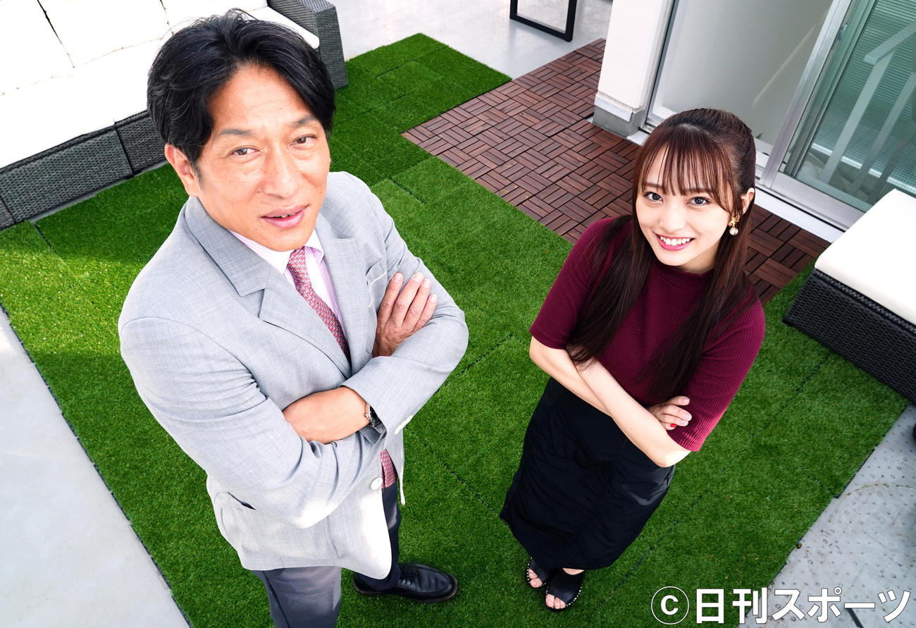 向井地美音の連載「みーおんの新リーダー論」　青学大・原晋監督（左）からリーダーとしての実践法を学んだAKB48向井地美音（撮影・菅敏）