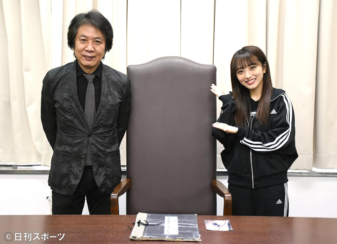 舞台「新・熱海殺人事件」初日に向けて意気込みを語ったAKB48向井地美音。左は総合プロデューサーの岡村俊一氏（撮影・大友陽平）
