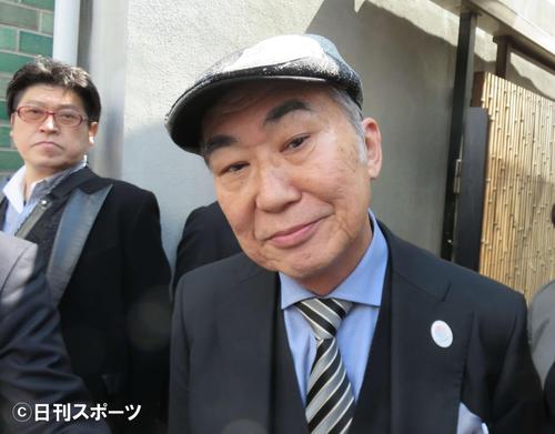 上方落語協会総会を終えて、問い掛けに応じた桂文枝（２０１８年３月２６日撮影）