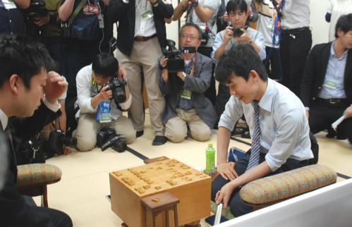 史上最年少で七段に昇段した藤井聡太七段（右）（撮影・松浦隆司）