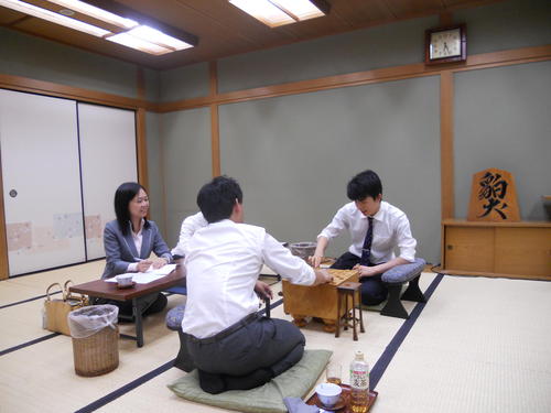 新人王戦でベスト8に進出し、感想戦を行う藤井聡太七段(撮影・松浦隆司)