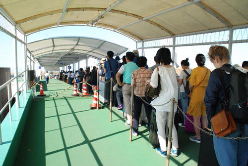 関西空港のポートターミナルでは高速船の救助を待つ行列ができた（撮影・松浦隆司）
