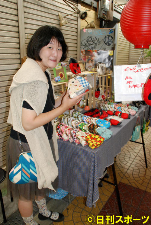 フリーマーケットでがま口の財布などを出店する赤坂奈都子さん(撮影・松浦隆司)