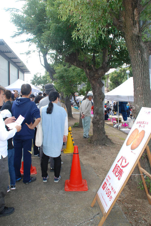 大阪刑務所でつくられた「パン」の販売にも行列（撮影・松浦隆司）