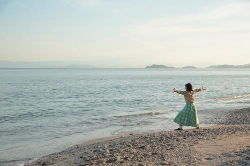 「まんぷく」のタイトルバックのラストカット、ヒロイン福子が海を抱え込みようなポーズ（C）NHK