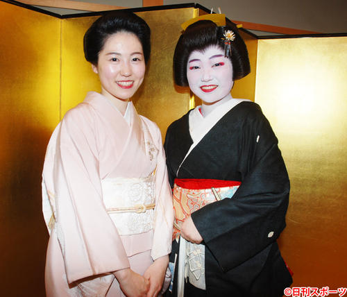 左から多美鶴さん、玉幸さん（撮影・松浦隆司）
