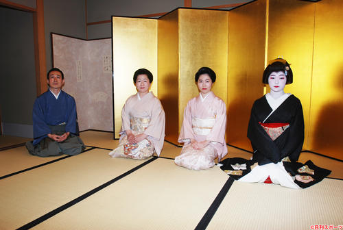 お披露目に出席した左から谷川恵さん、八重鶴さん、多美鶴さん、玉幸さん（撮影・松浦隆司）