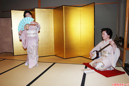 お披露目で舞踊を披露した多美鶴さん（左）と三味線をひく八重鶴さん（撮影・松浦隆司）