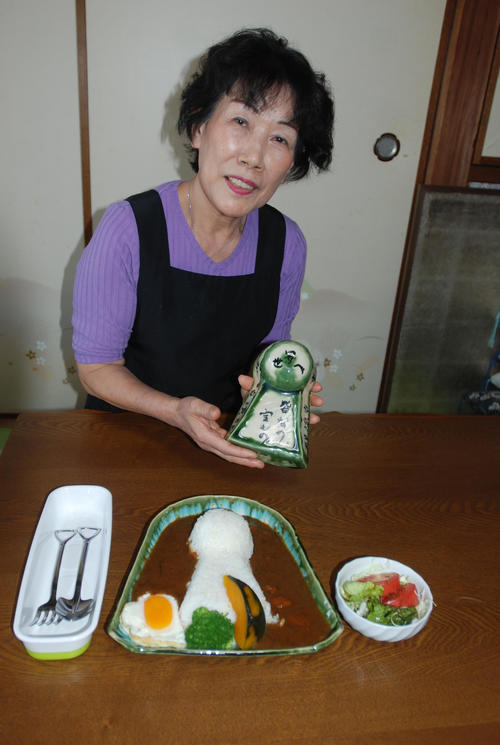 古墳カレーで古墳ファンをおもてなしする中屋麗子さん（撮影・松浦隆司）