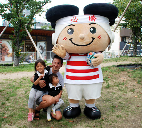 子どもたちと記念撮影する東大阪市のゆるキャラ「トライくん」（撮影・松浦隆司）