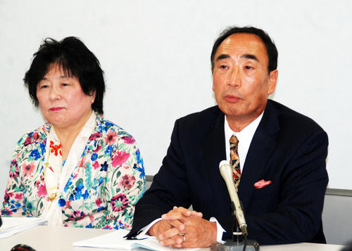 裁判が結審し、会見する「森友学園」の前理事長籠池泰典被告(右)妻諄子被告(2019年10月30日撮影)