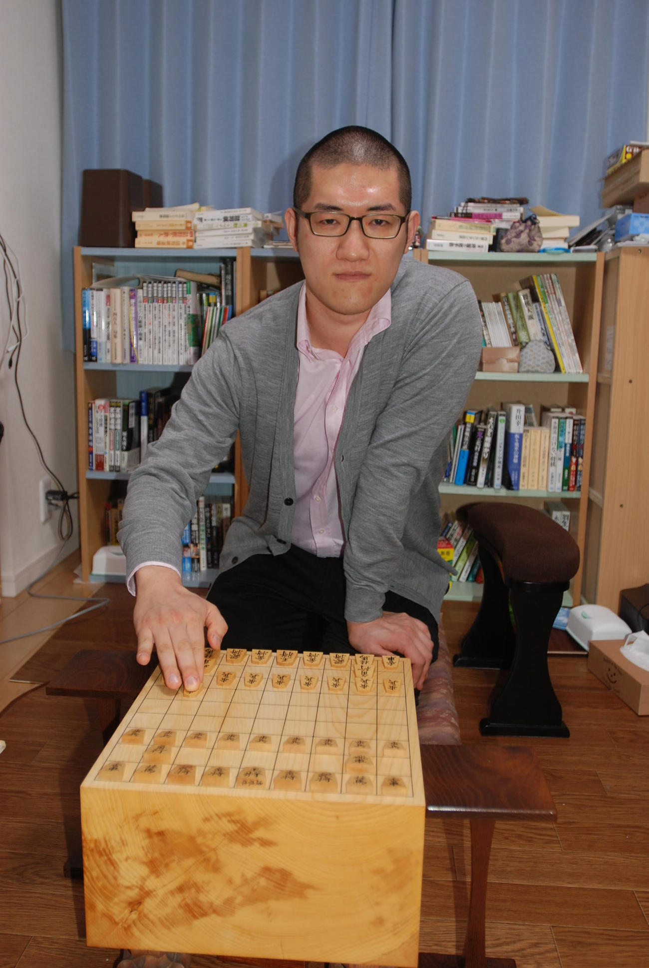 大阪市内の自宅で研究する折田翔吾アマ（撮影・松浦隆司）