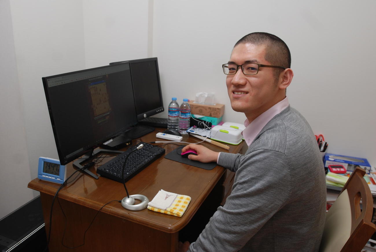大阪市内の自宅でYouTubeにアップする動画を編集する折田翔吾アマ（撮影・松浦隆司）