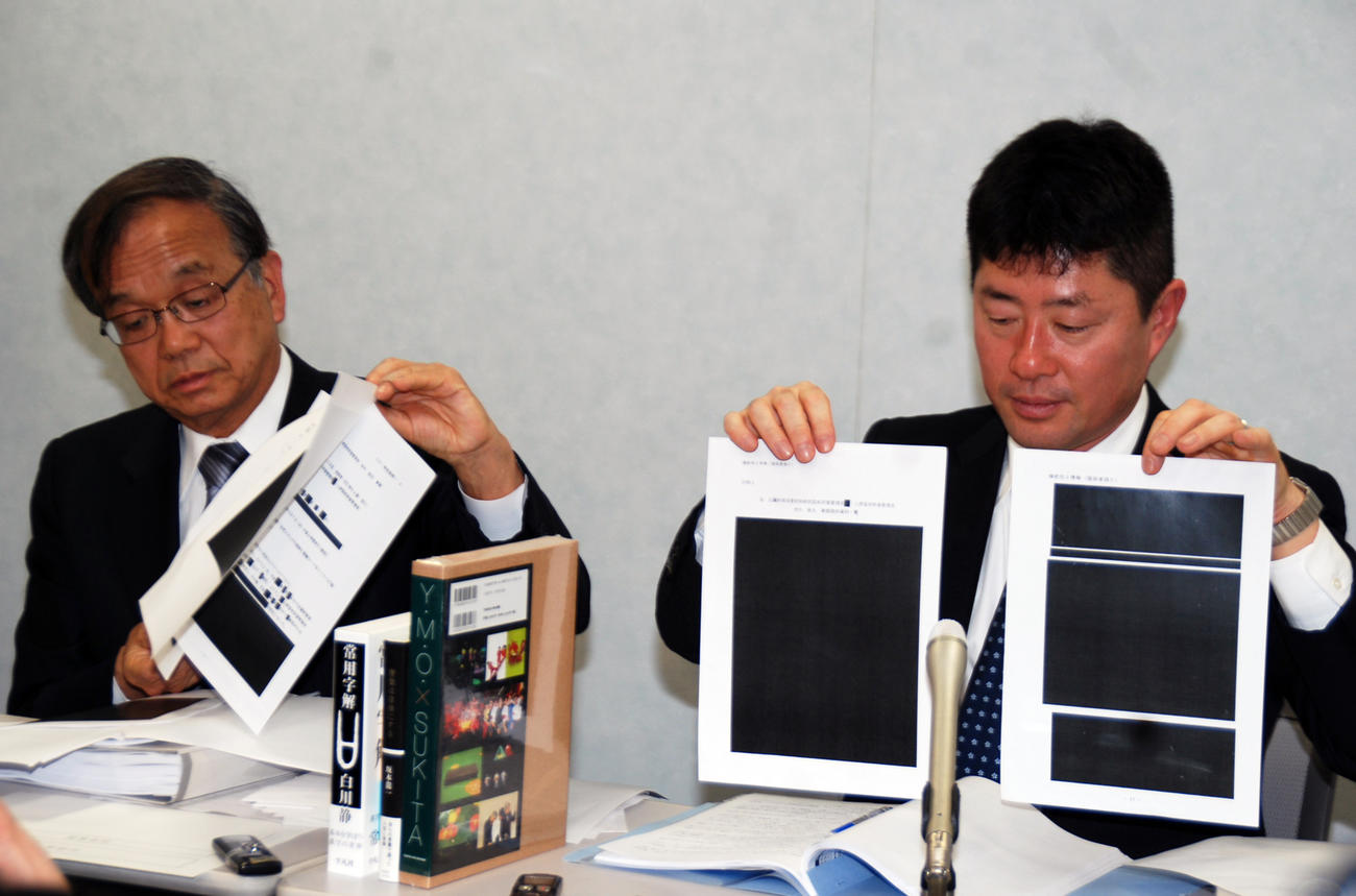 「黒塗り」だらけの情報公開資料を手に記者会見をする赤木さんの妻側代理人、松丸正弁護士（左）、生越照幸弁護士（撮影・松浦隆司）