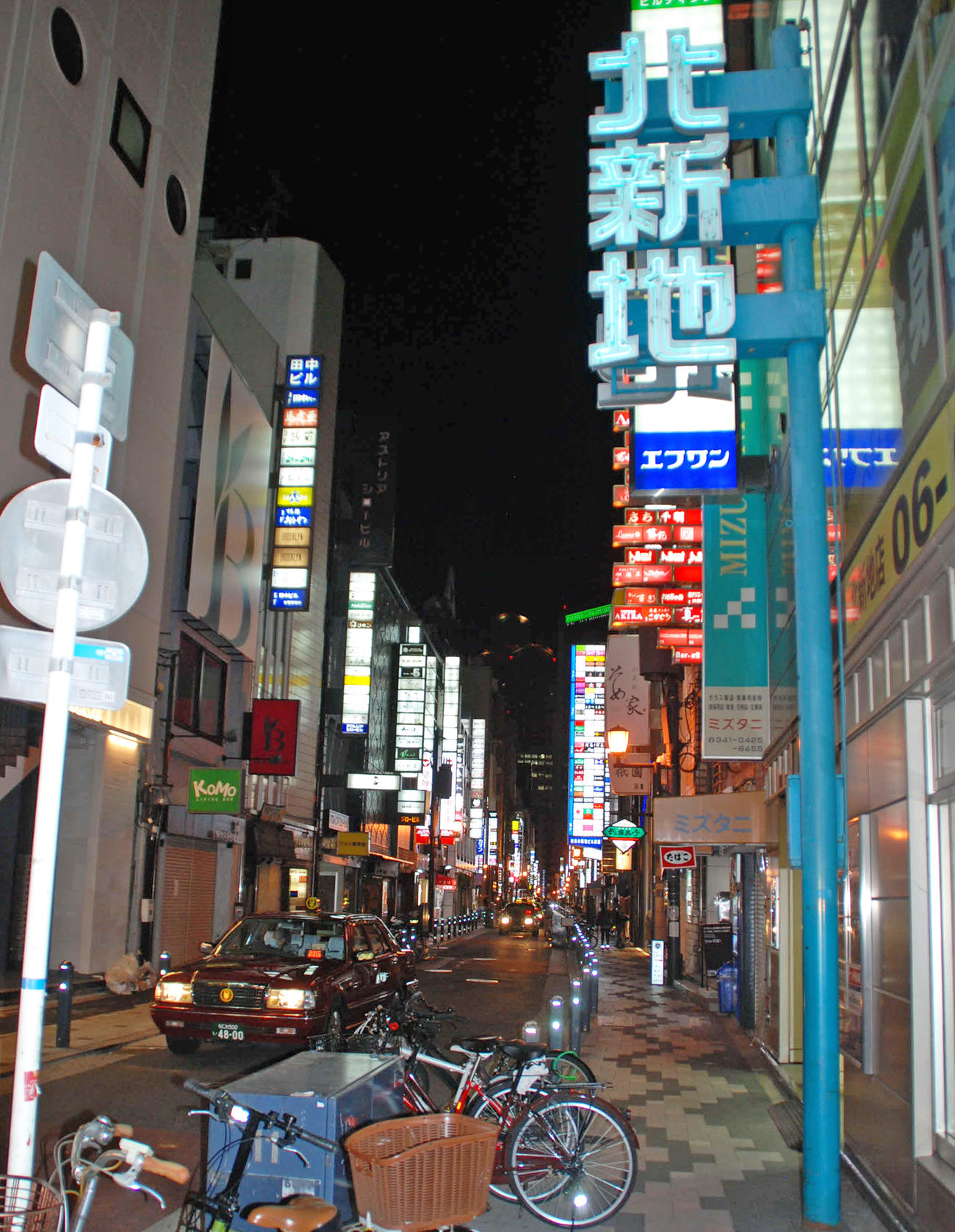 緊急事態宣言後、初の金曜日の夜、北新地は人通りが途切れた（撮影・松浦隆司）
