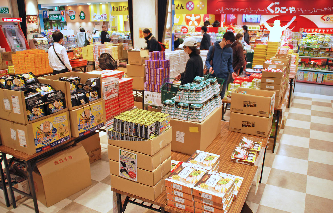 通天閣の地下の売り場で販売されている関西各地のお土産（撮影・松浦隆司）