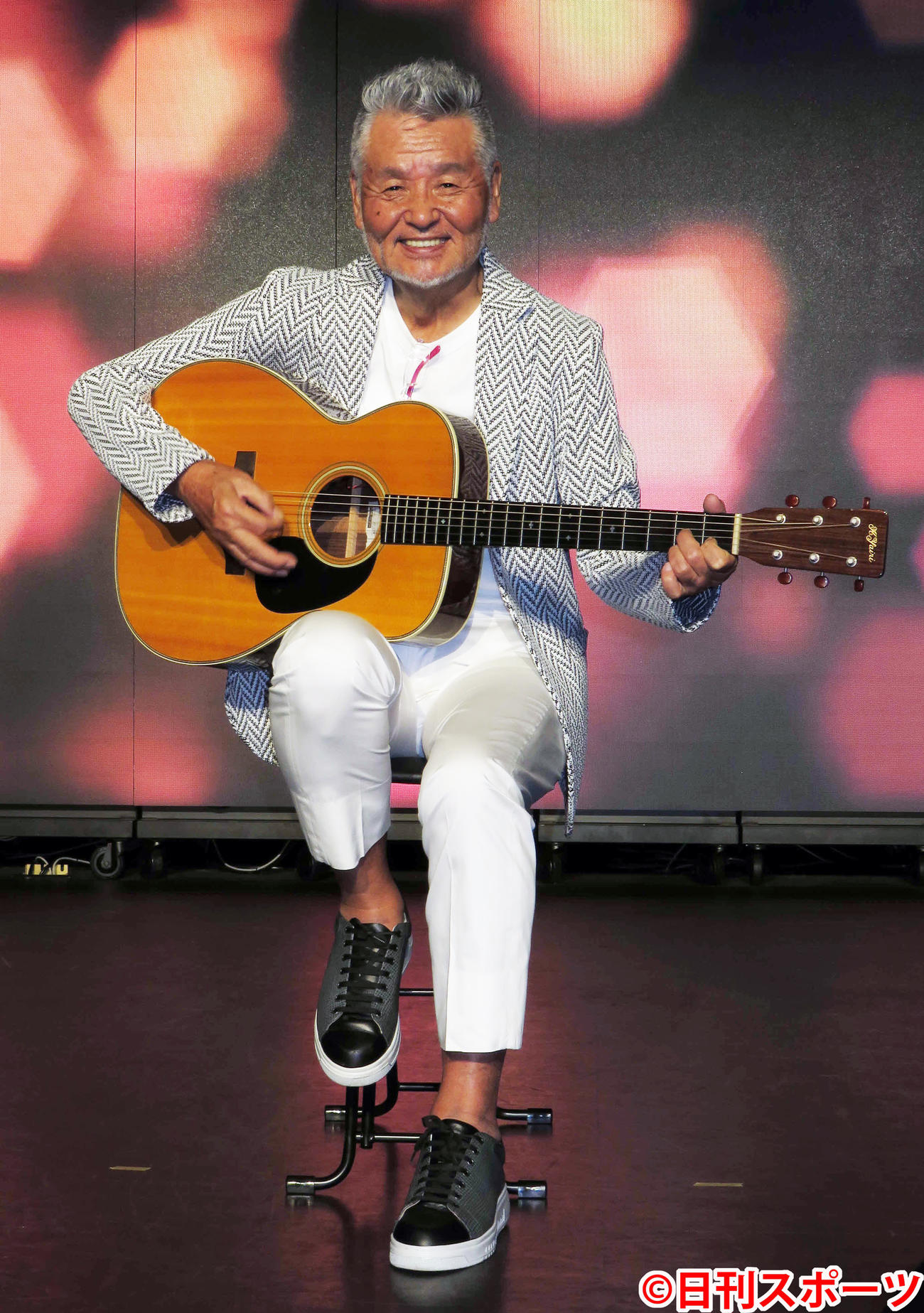 無観客で生配信ライブを行い、服部克久さんをしのんだ中村泰士（撮影・村上久美子）