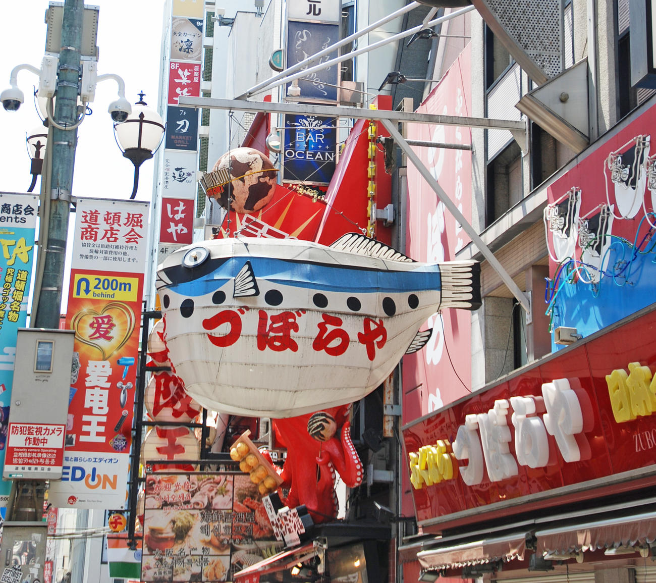 大阪の空をプカプカと泳ぐ「づぼらや」の道頓堀店の立体看板「ちょうちんフグ」（撮影・松浦隆司）