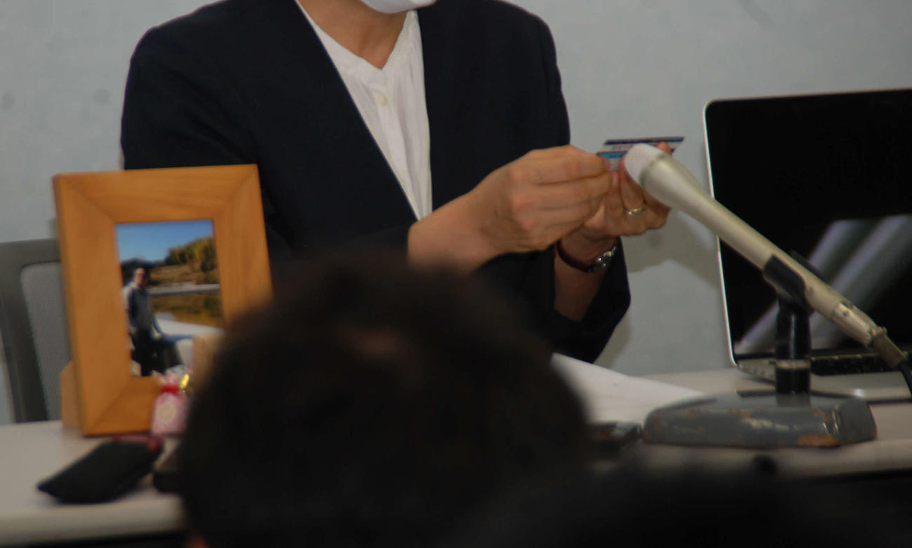 夫が大切にしていた「国家公務員倫理カード」を両手に持ち、読み上げる赤木雅子さん（撮影・松浦隆司）