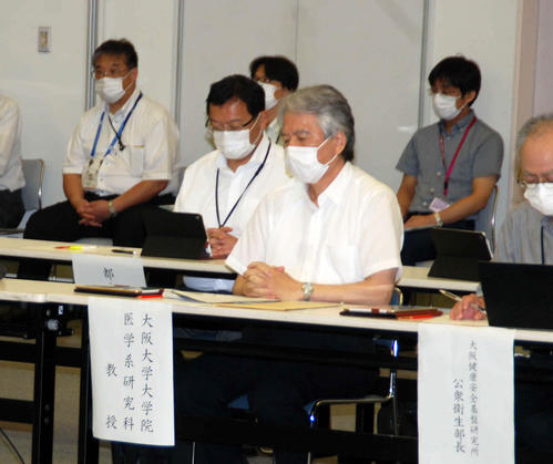 ７月28日の大阪府の新型コロナウイルスの対策本部会議で大阪の現状を説明する朝野和典・大阪大教授（中央）（撮影・松浦隆司）