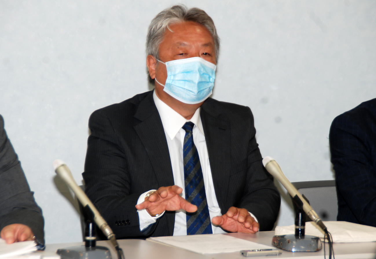 大阪市内で会見するセブン－イレブン東大阪南上小阪店の元オーナー松本実敏さん（撮影・松浦隆司）