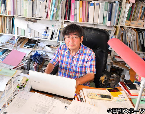 仕事場で執筆活動を行う高嶋哲夫氏（2020年8月12日撮影）