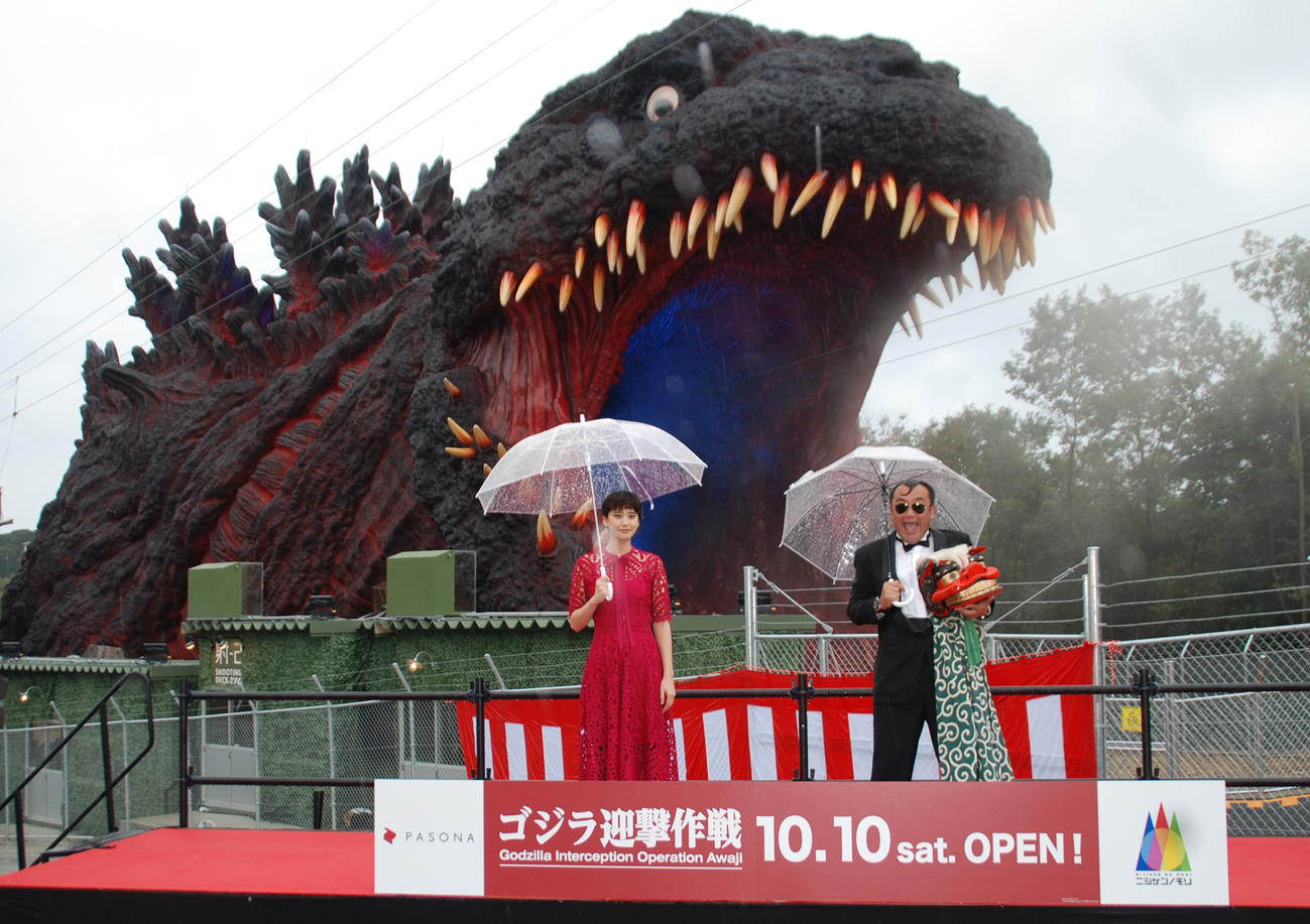 新アトラクション「ゴジラ迎撃作戦～国立淡路島研究センター」の完成披露イベントに出席した、たむらけんじ（右）、山崎紘菜（撮影・松浦隆司）