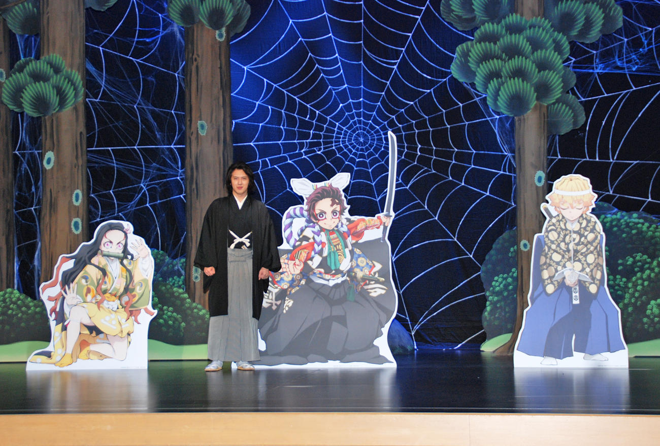 京都南座の鬼滅の刃のコラボ展のオープニングセレモニーで舞台に展示される炭治郎らとともに記念撮影する尾上松也（撮影・松浦隆司）