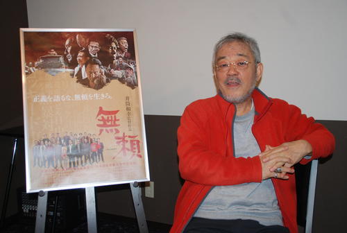 新作「無頼」のポスターの横で若者にエールを贈った井筒和幸監督（撮影・松浦隆司）