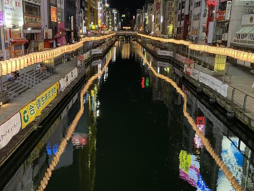 大阪・ミナミの道頓堀川の川沿いに点灯された万灯祭のちょうちん