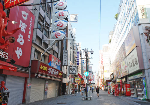 大阪・ミナミのフグ料理の老舗「づぼらや」が閉店し、名物看板「ちょうちんフグ」は撤去された（撮影・松浦隆司）
