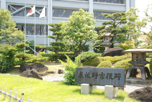 対応に追われる泉佐野市役所（撮影・松浦隆司）