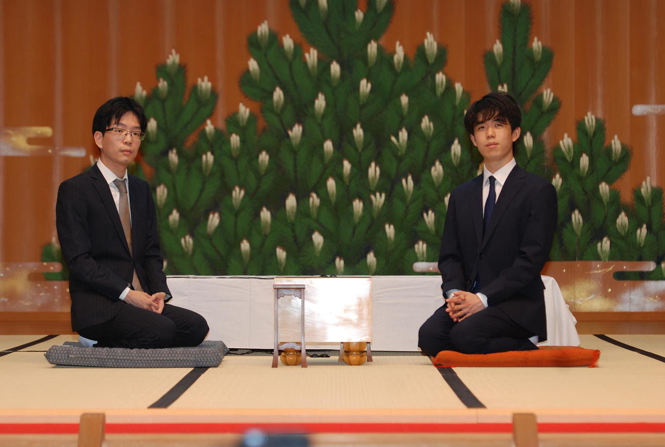 藤井聡太王位（右）と豊島将之竜王（21年6月）