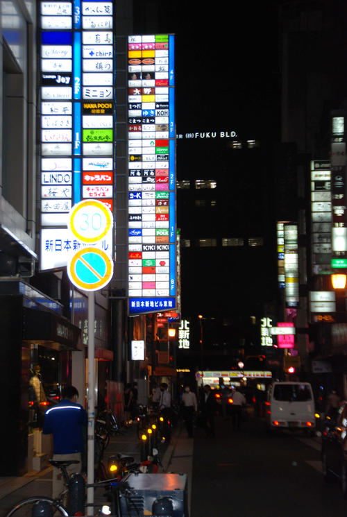 人通りがまばらな関西を代表する歓楽街、大阪・北新地（撮影・松浦隆司）