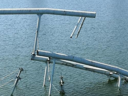 崩落した和歌山市の六十谷水管橋（撮影・松浦隆司）