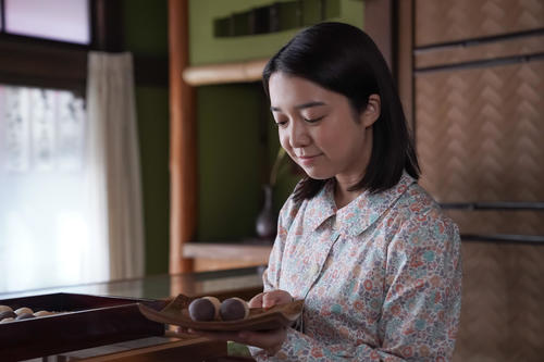 岡山の和菓子店「たちばな」の看板娘・橘安子（上白石萌音）はあんこの和菓子にうっとり？（C）NHK