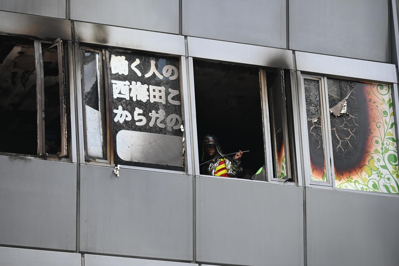 ビル火災があった現場を調べる消防士（撮影・松浦隆司）
