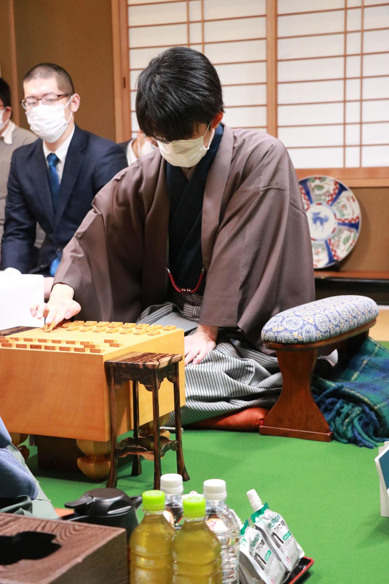 第71期王将戦7番勝負第2局に臨んだ藤井聡太竜王（日本将棋連盟提供）