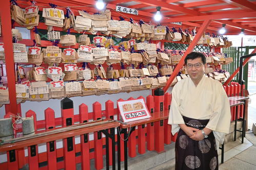 羽生ファンが奉納した絵馬の思いを胸に毎朝の「日供祭」でお祈りを続ける服部天神宮の加藤芳哉宮司（撮影・松浦隆司）