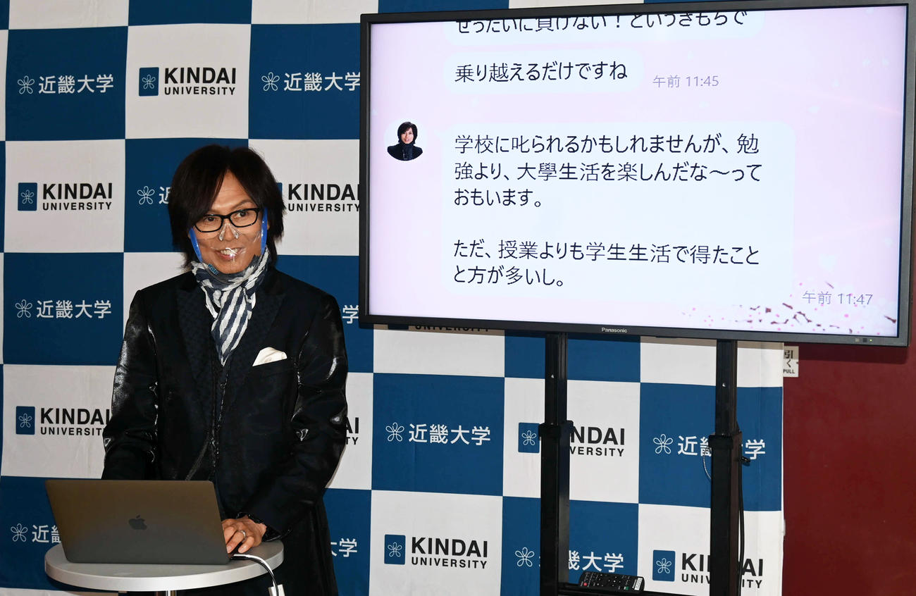近畿大学の入学式の式典後、取材に応じる同大OBで音楽プロデューサーのつんく♂（撮影・松浦隆司）