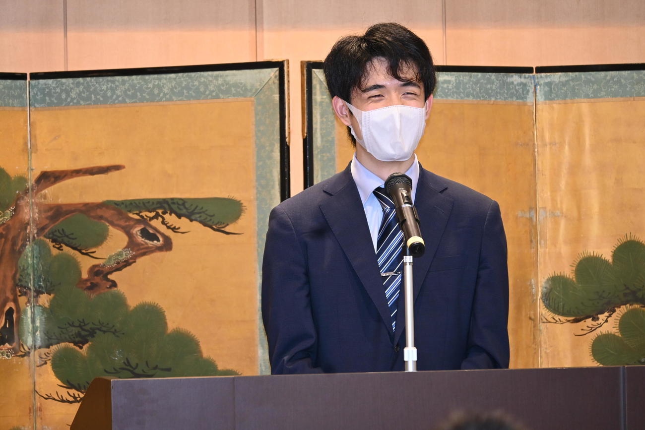 北野天満宮で開催された「天神さん子ども将棋大会」で子どもたちからの質問に笑顔で答える藤井聡太5冠（撮影・松浦隆司）