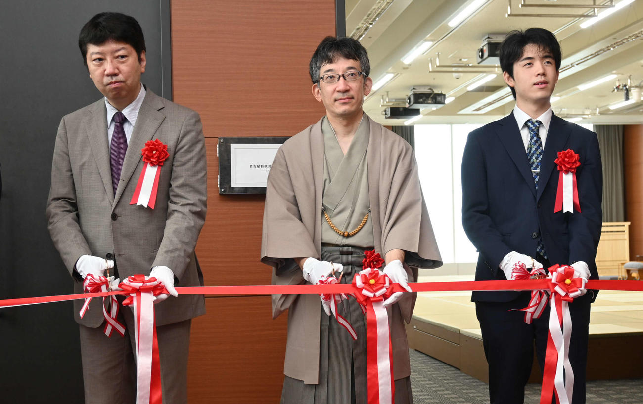 名古屋将棋対局場の開場セレモニーでテープカットを行う左から、杉本昌隆八段、佐藤康光日本将棋連盟会長、藤井聡太竜王（撮影・松浦隆司）
